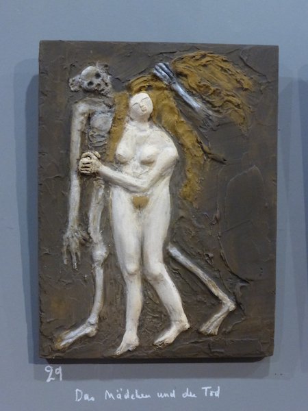 Das Mädchen und der Tod - bas-relief © Clément